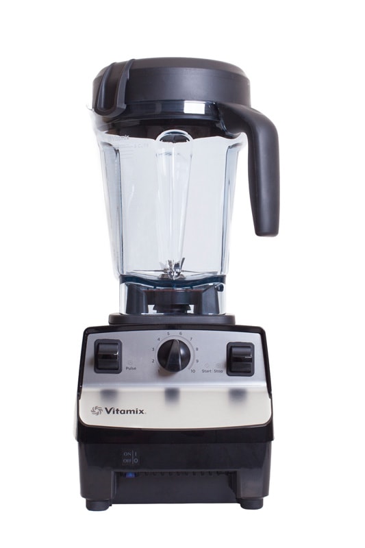Vitamix搅拌机孤立在白色背景