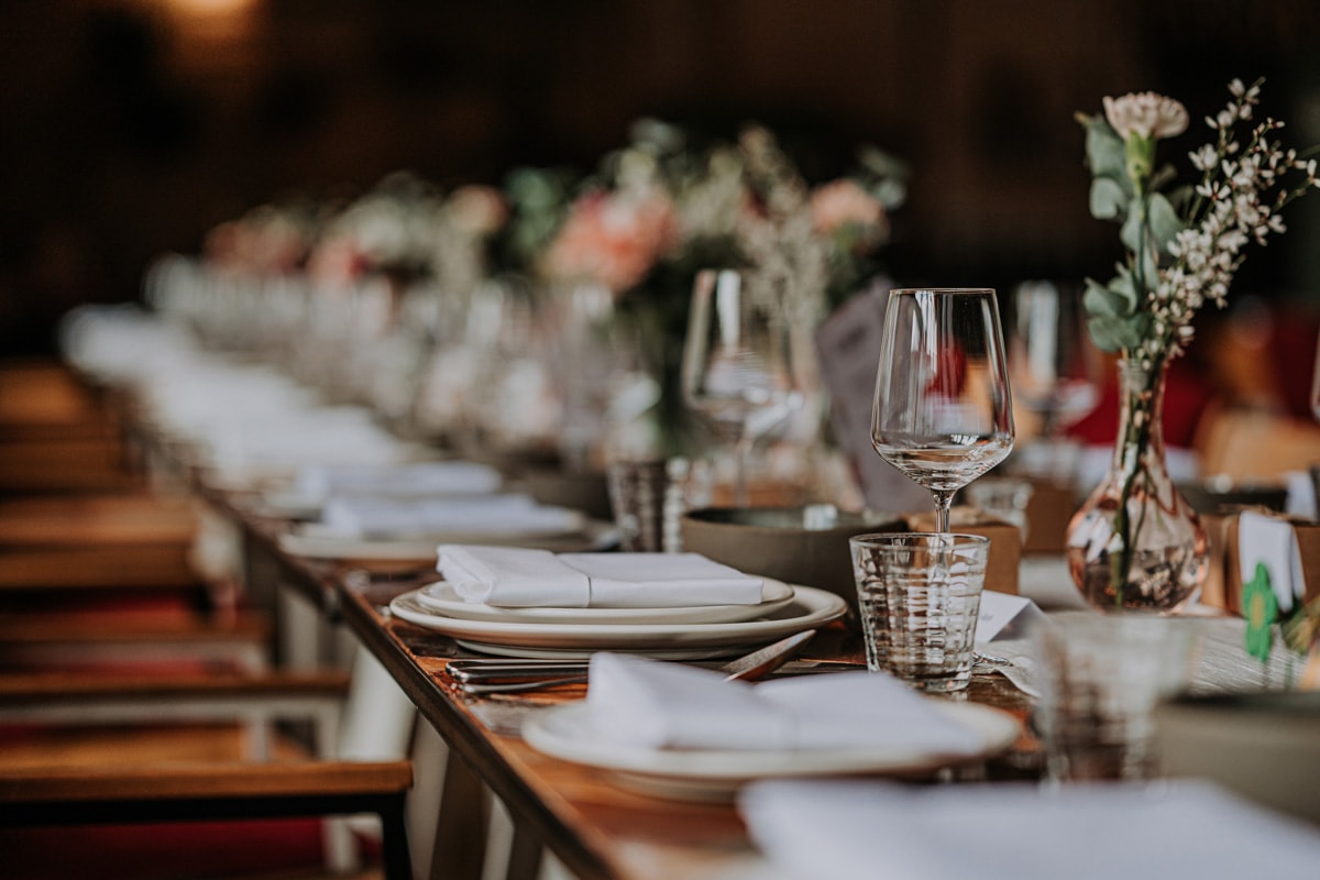 婚礼餐桌与空的眼镜。