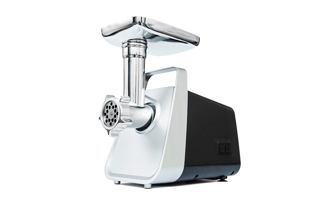 我应该得到什么类型的绞肉机,电动绞肉机孤立在白色背景。现代电动绞肉机。