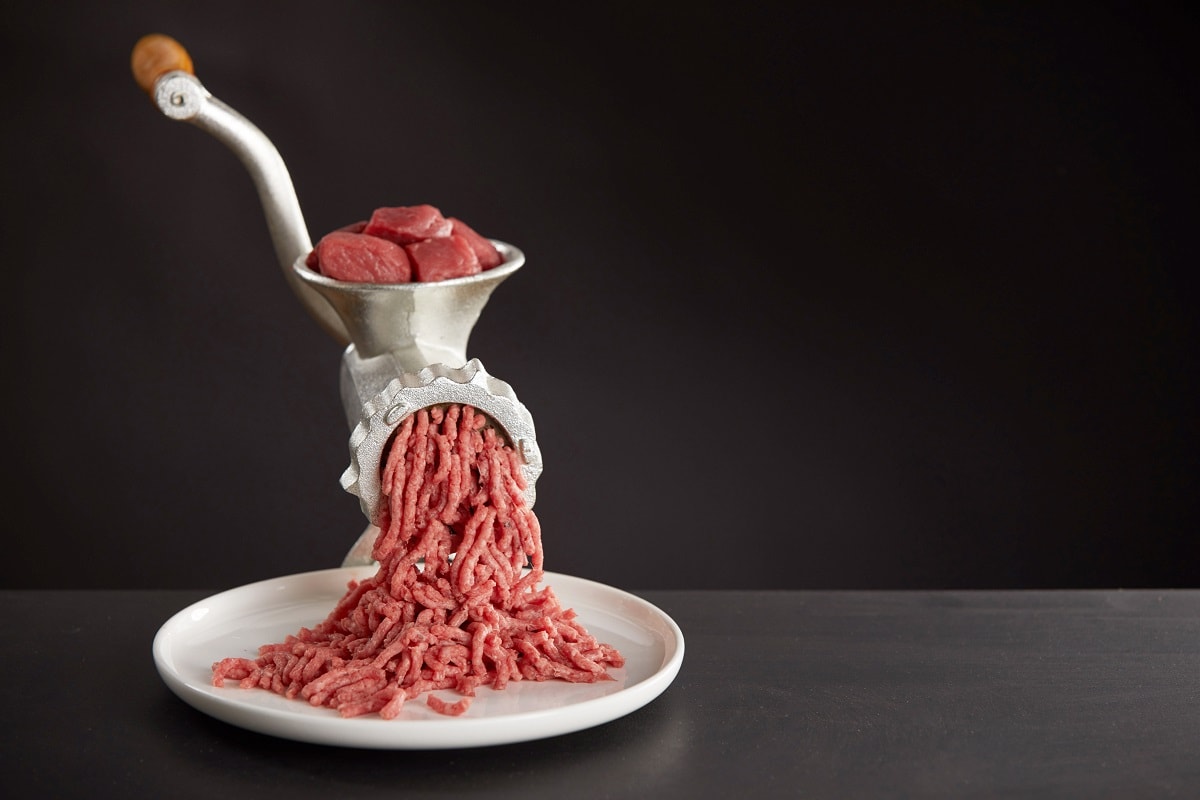 我应该得到什么类型的绞肉机,新鲜的红肉切碎用旧金属手工研磨机,在近距离观看