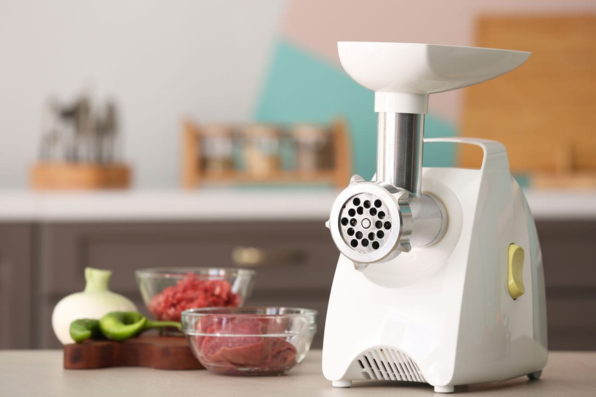 白肉现代研磨机在桌子上与所有的材料准备混合