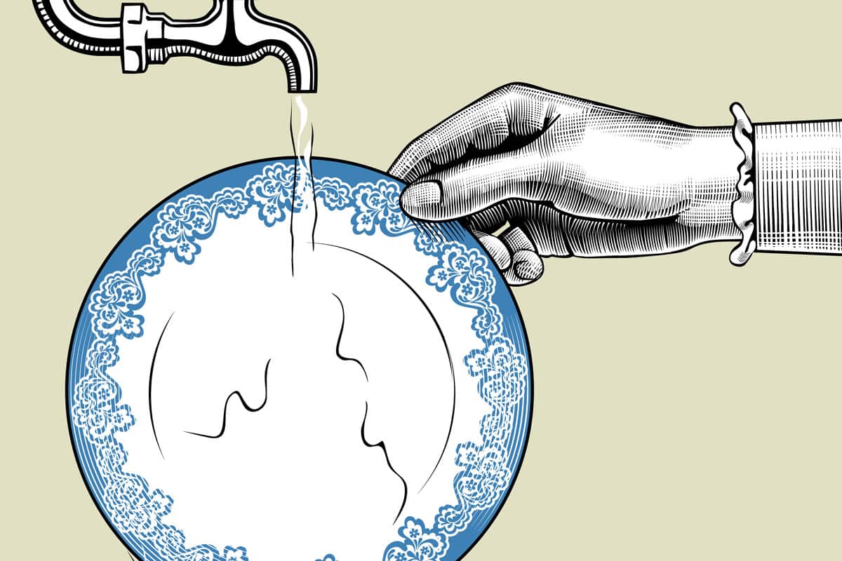 女人的手在水龙头下洗盘子