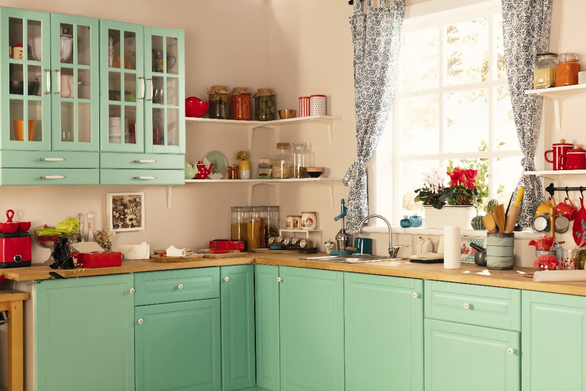 木制厨房和浮动的架子