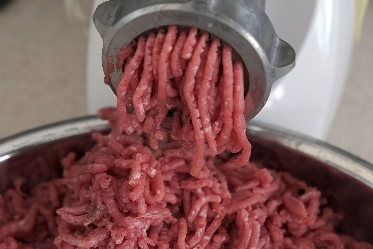 在家庭环境下制作绞肉机和绞肉机，