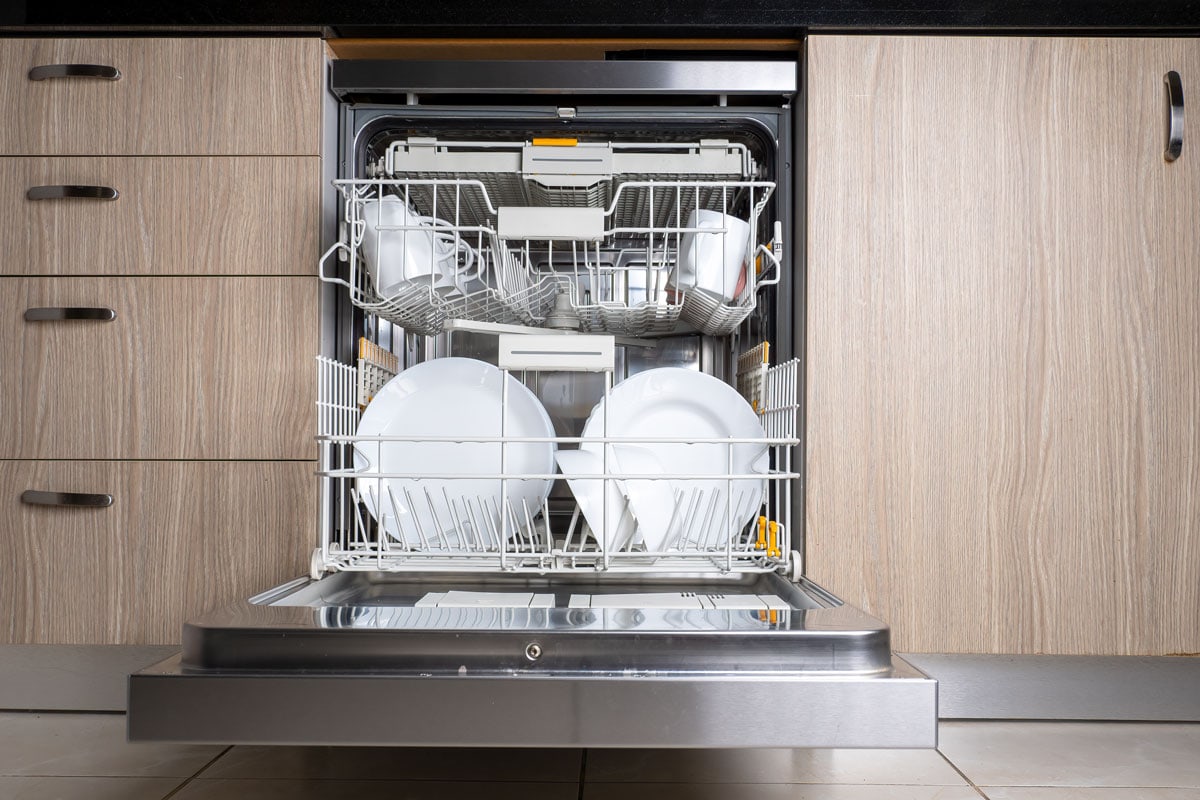 open-door-built-dishwasher-kitchen-int雷电竞官网网址egrated的照片