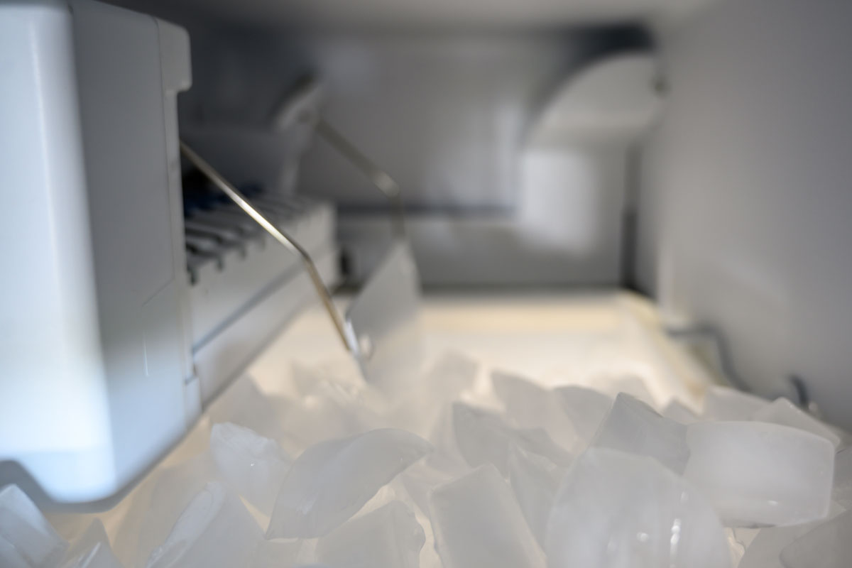 一个inside-freezer-automatic-ice-maker-pile的照片