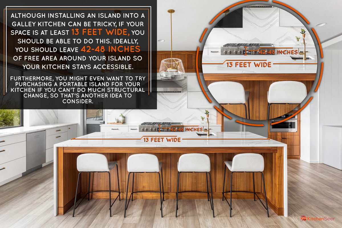 漂亮的厨房在新的豪华雷电竞官网网址住宅，有大瀑布岛，不锈钢电器，白色橱柜，硬木地板，你能在厨房里有一个岛吗?