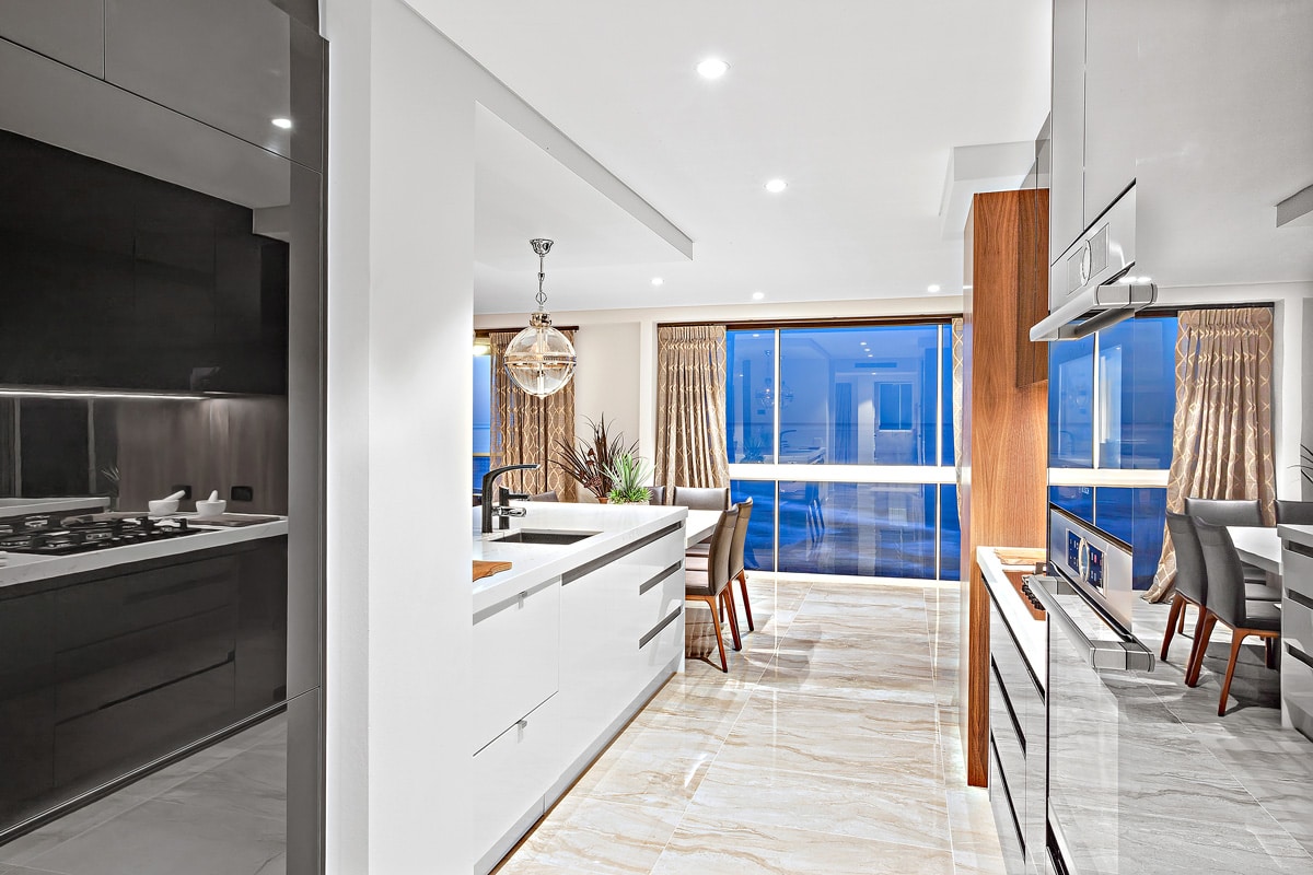 穿过厨房区域的一条小通道雷电竞官网网址