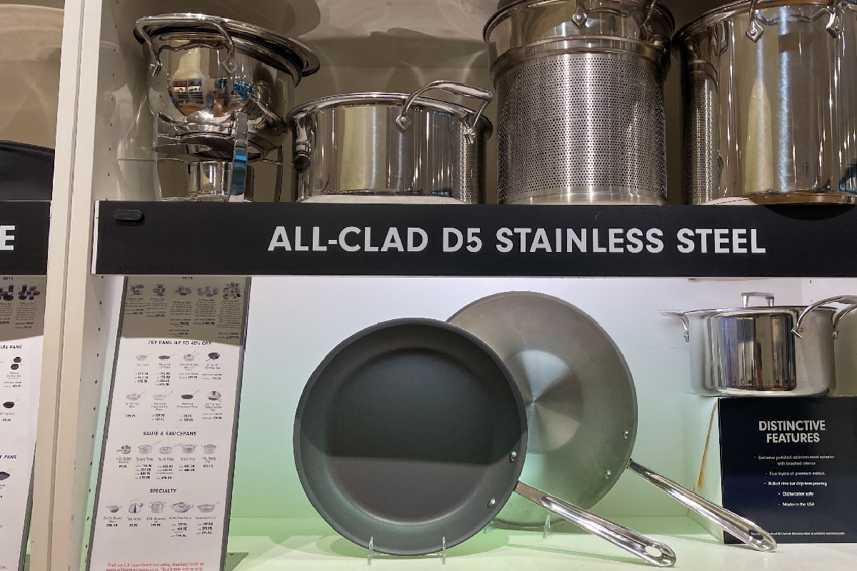 所有的锅和盘通道显示在商店里