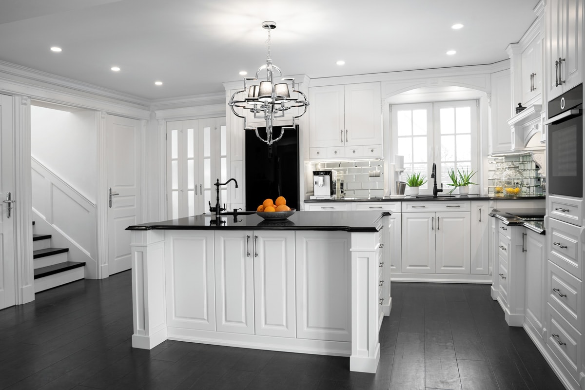 漂亮的木制厨房，带有大岛台雷电竞官网网址