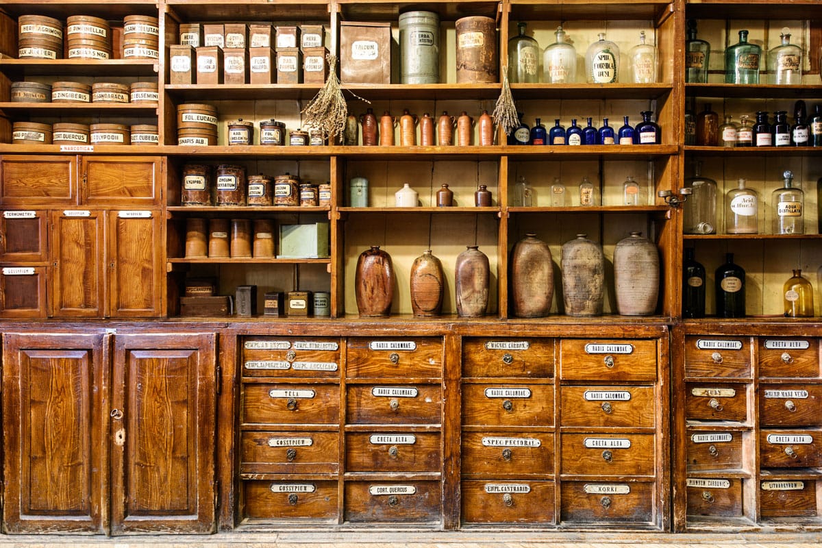 旧药房架子上的瓶子”width=