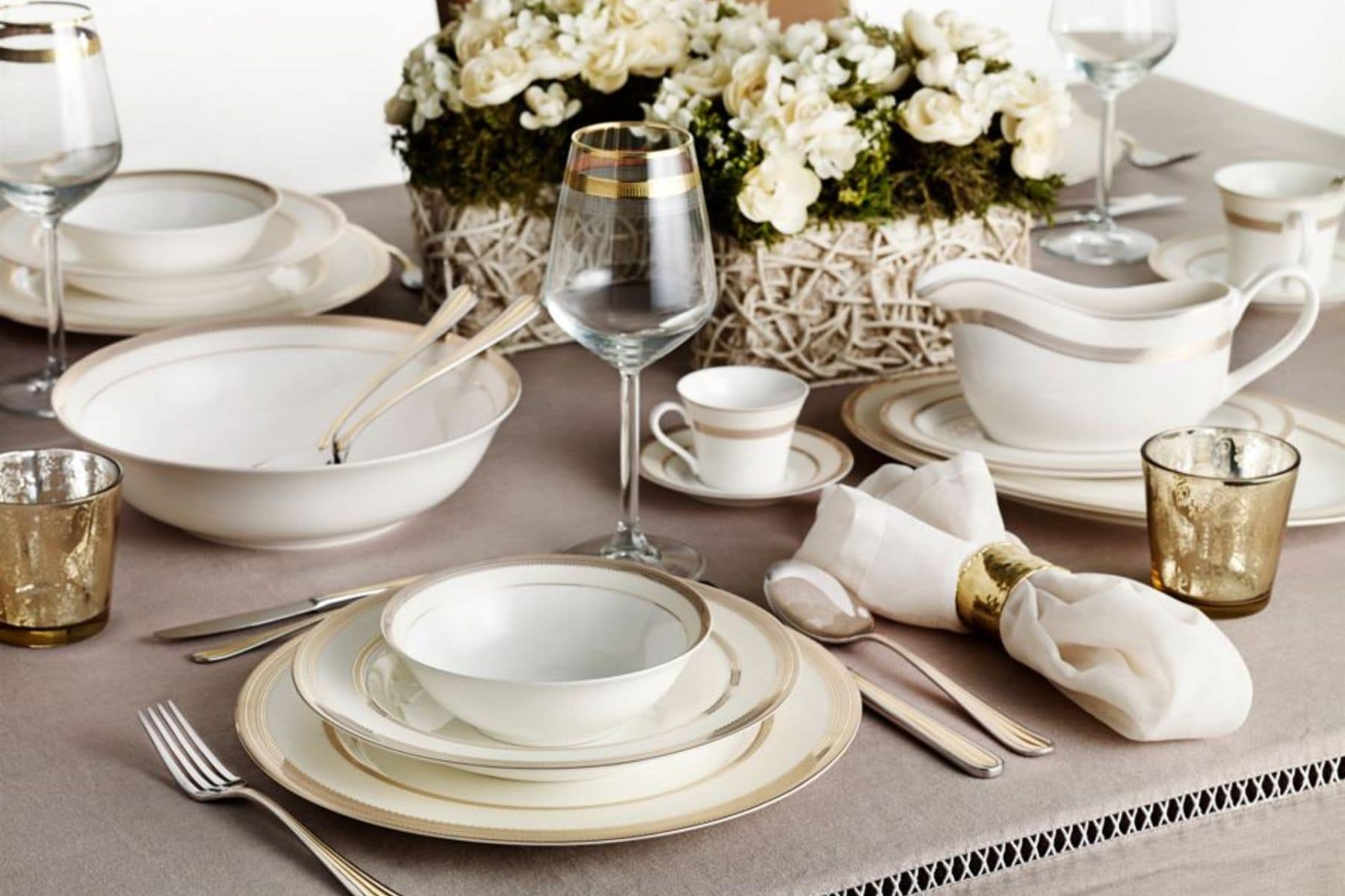 优雅的桌子和一束花。豪华的餐厅设置雷竞技下载app官网与餐具，服务台，陶器和覆盖桌布的餐厅。”width=