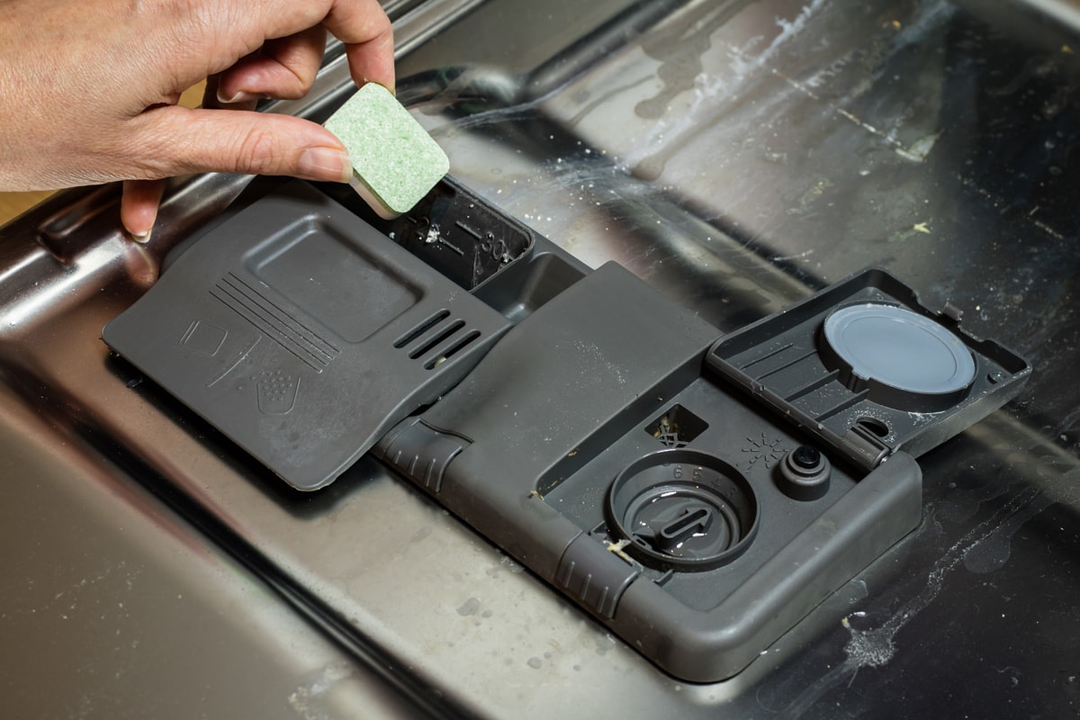 洗碗机的脏盘子。粉,洗碗片和冲洗援助。在厨房里洗碗。雷电竞官网网址