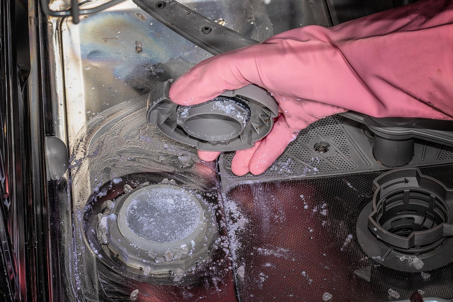 洗碗机的内部。堵塞下水道。