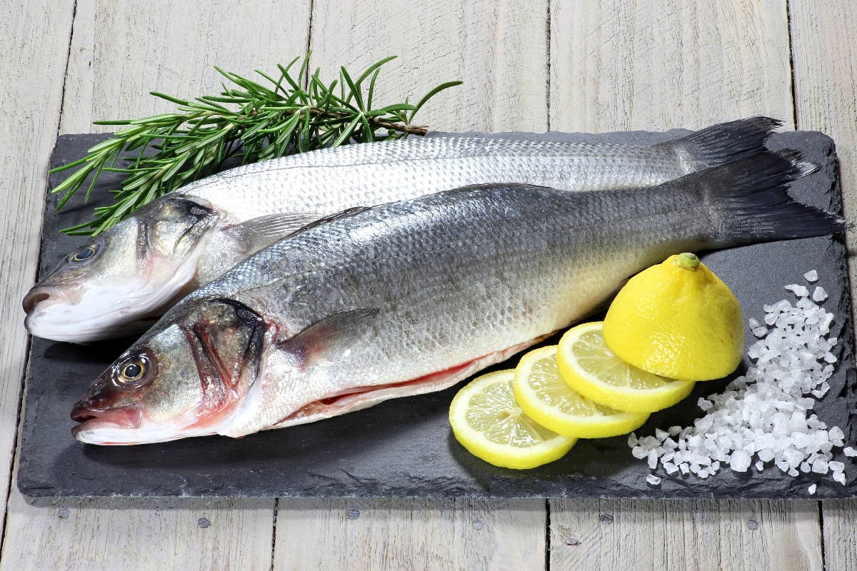 欧洲鲈鱼准备做饭