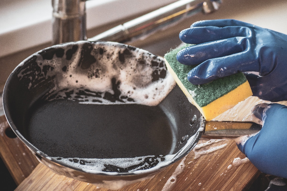 女手手套用洗涤剂洗碗