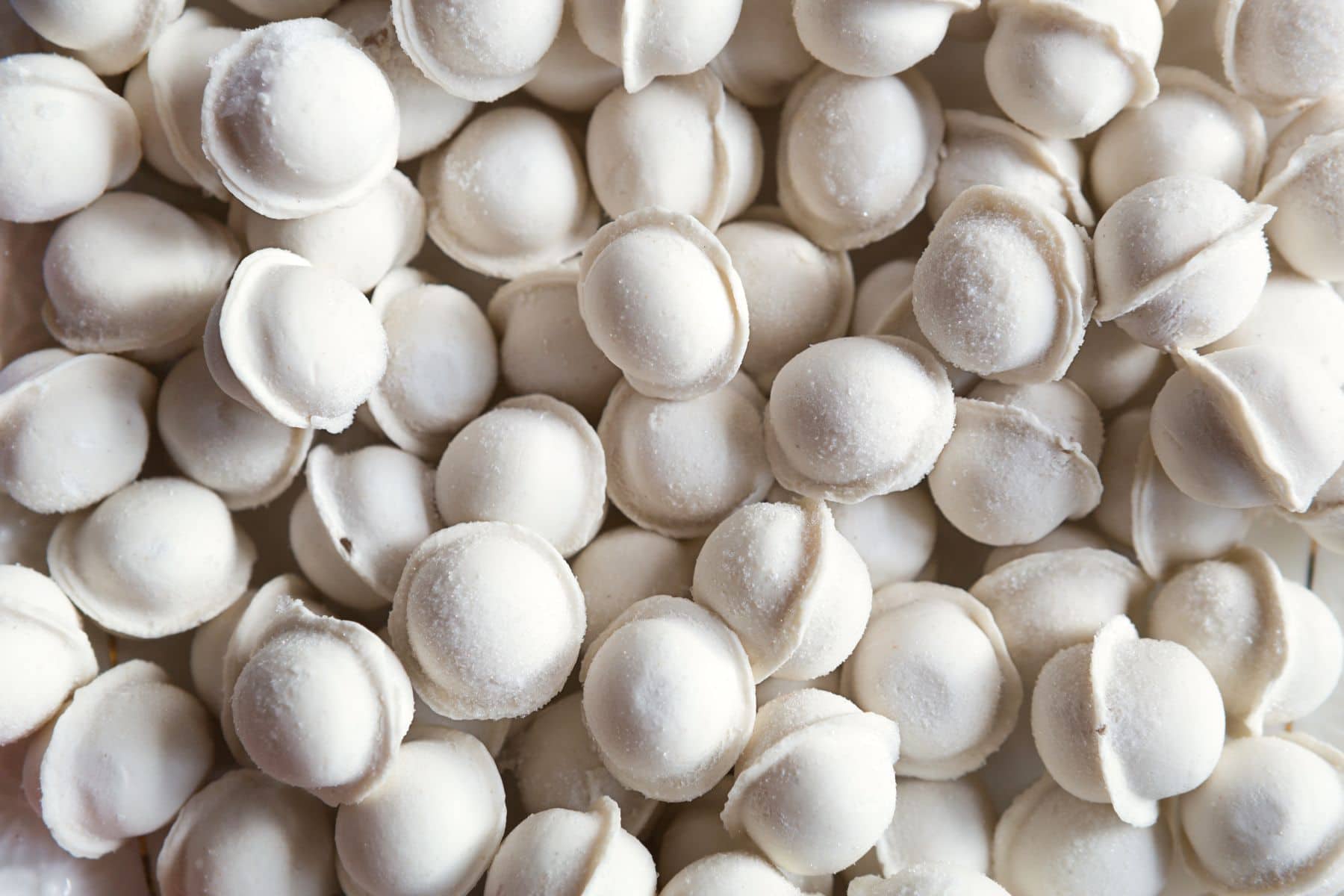 冷冻dumplings-pattern、背景、纹理。模制饺子特写