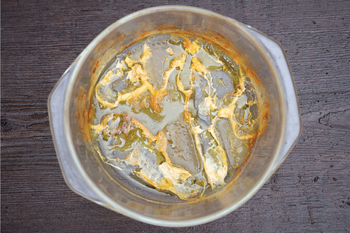 玻璃烤盘油和吃剩的食物。玻璃烤盘后烹饪肥肉