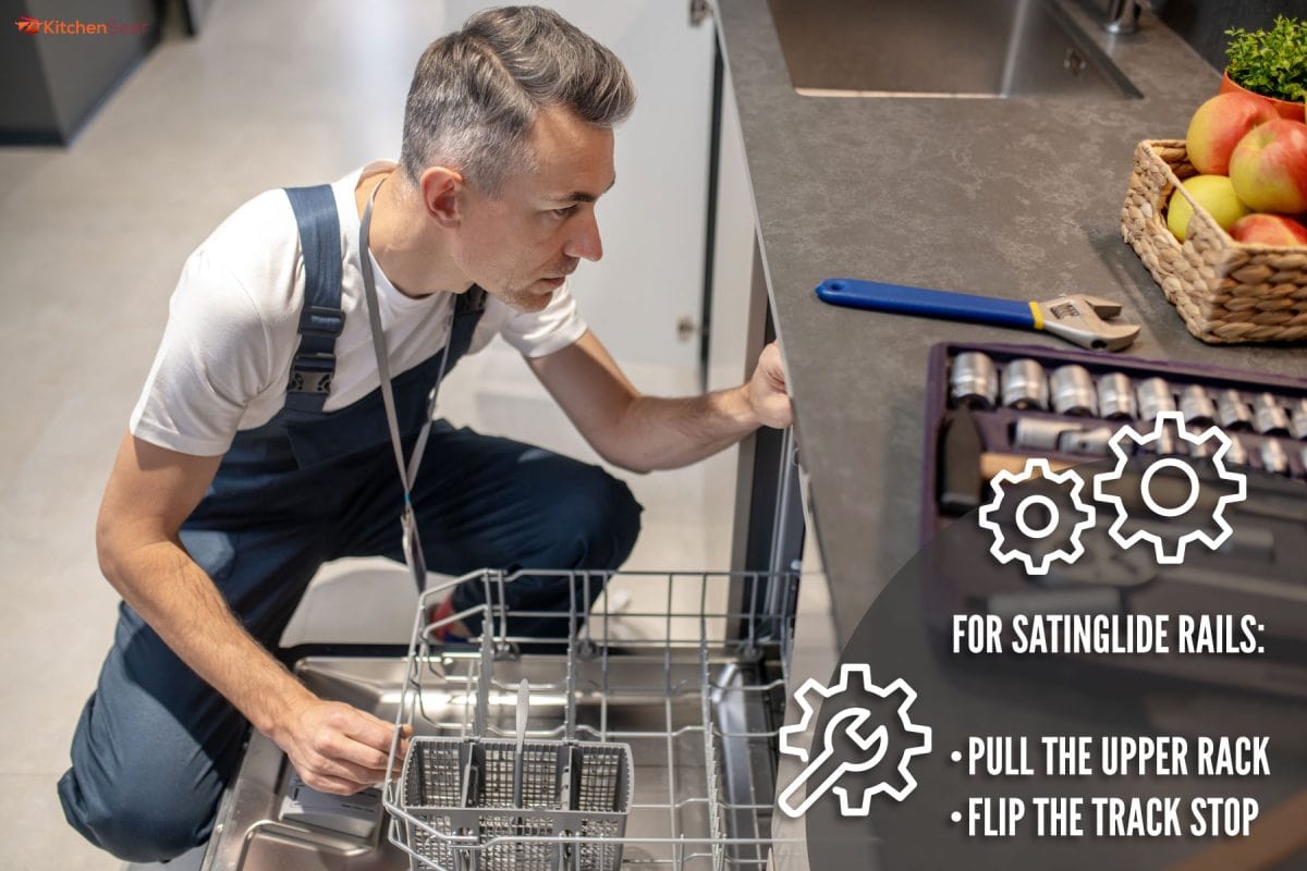 一个男人坐在开着的洗碗机和工具旁边