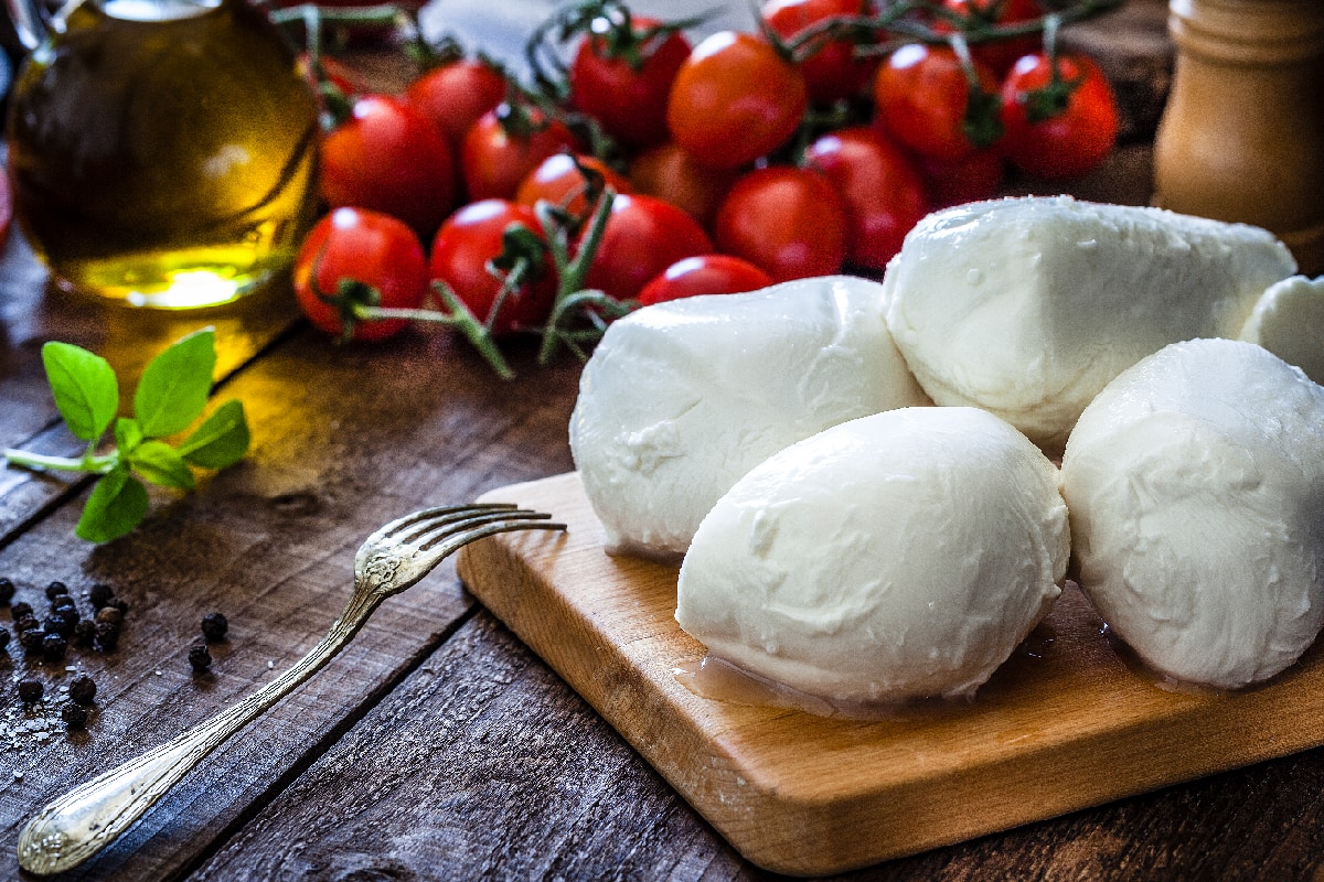 切板上的马苏里拉奶酪