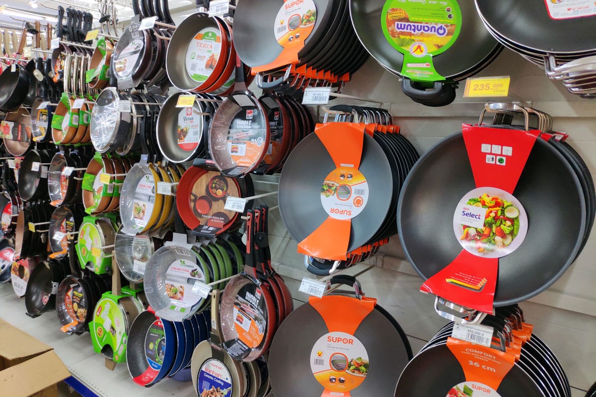 非粘锅黑色金属铁材料在超市货架上家居用品烹饪产品