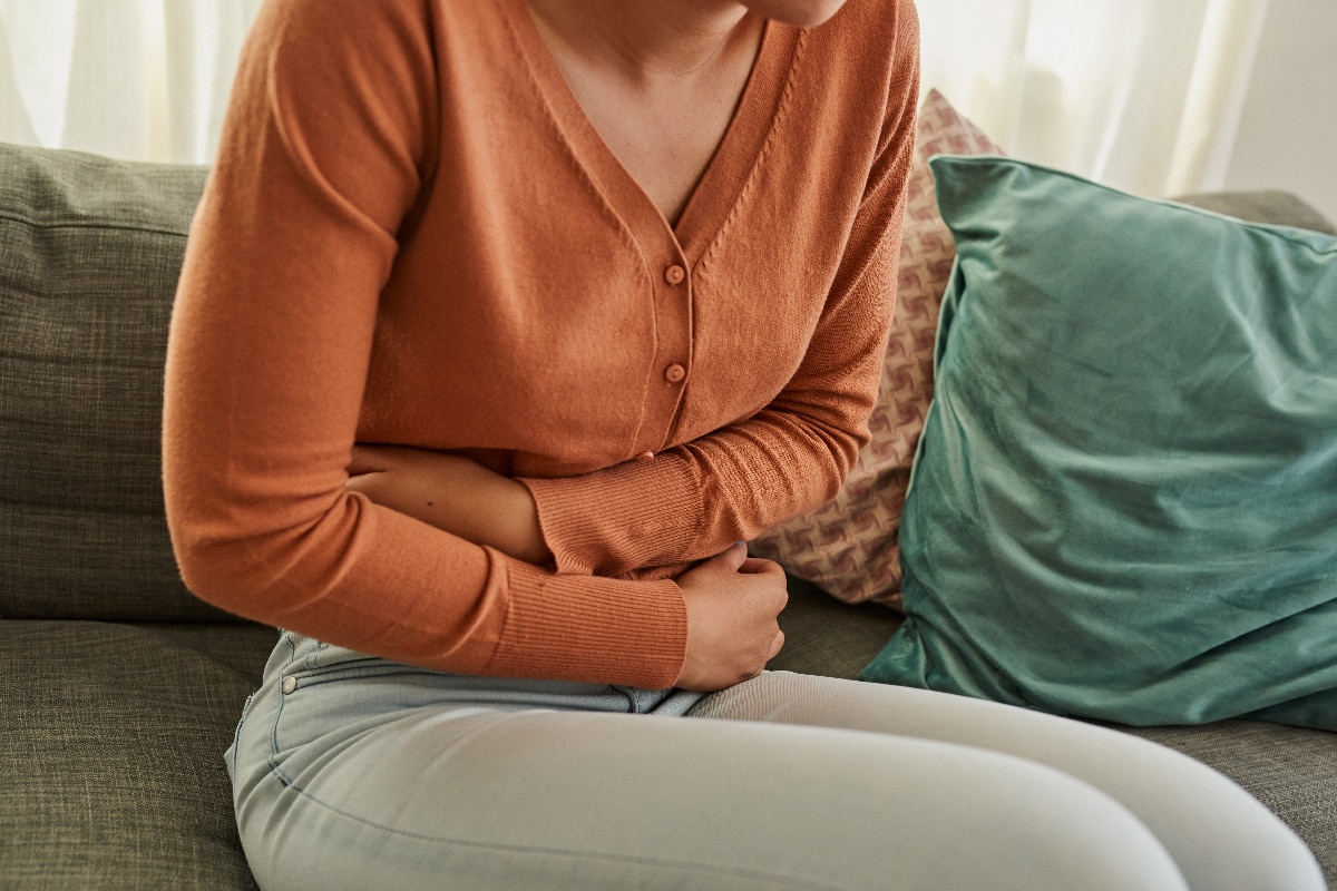 拍摄的一个女人经历胃疼躺在沙发上