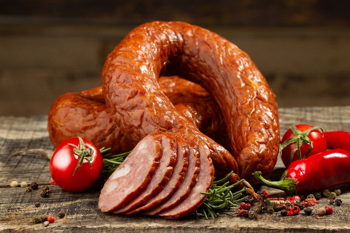 熏肠切片配蔬菜