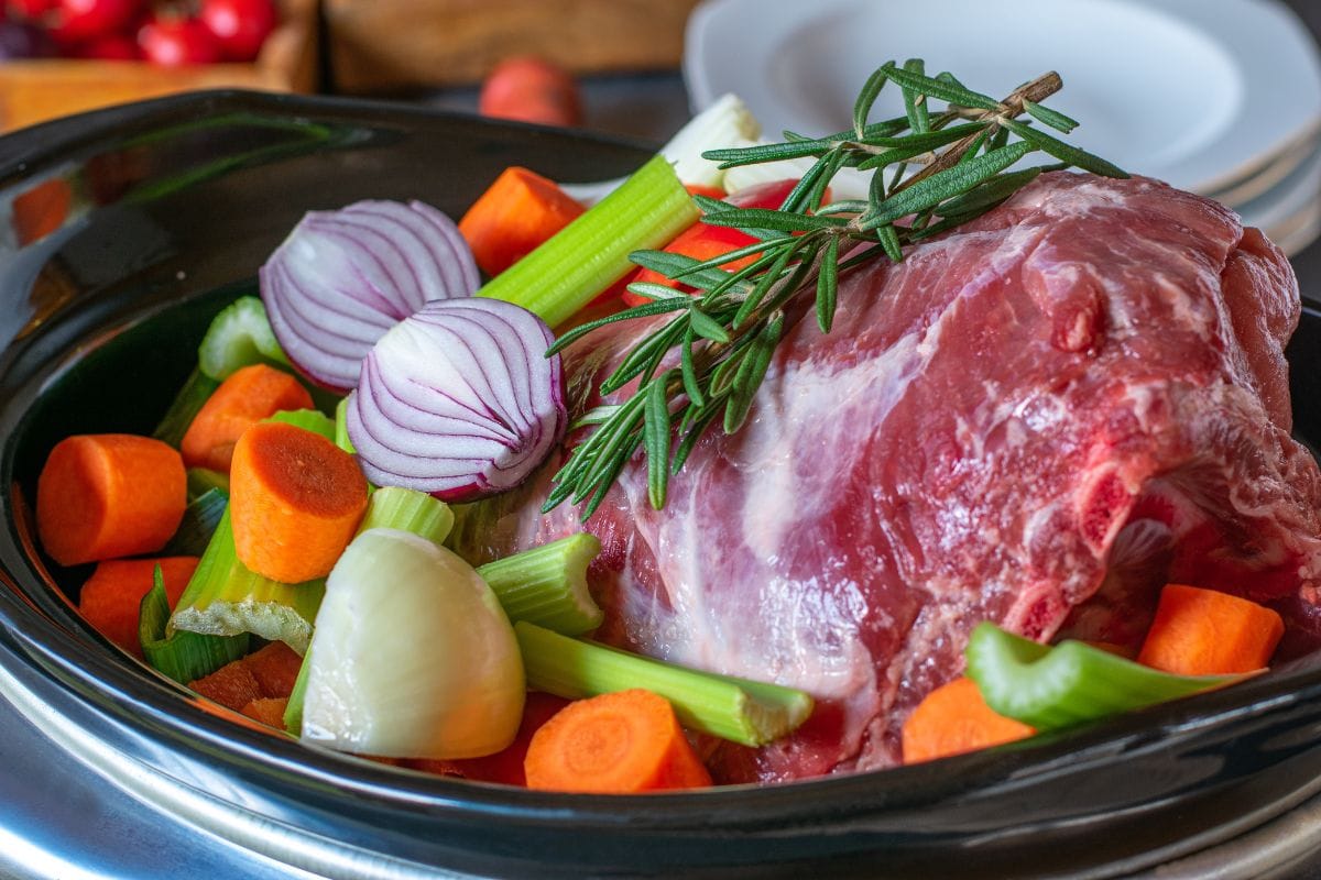 慢炖锅烤猪肉和根菜类蔬菜