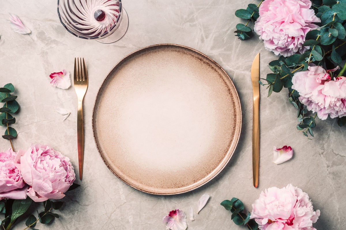 餐具、花为节日表服务,晚餐。瓷器盘子,金色的餐具,eucalyp