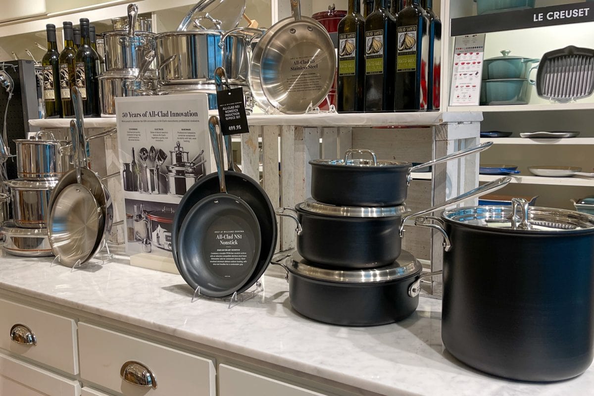 不粘锅的所有复合锅和盘通道在威廉姆斯索诺玛店在奥兰多的室内购物中心,佛罗里达。