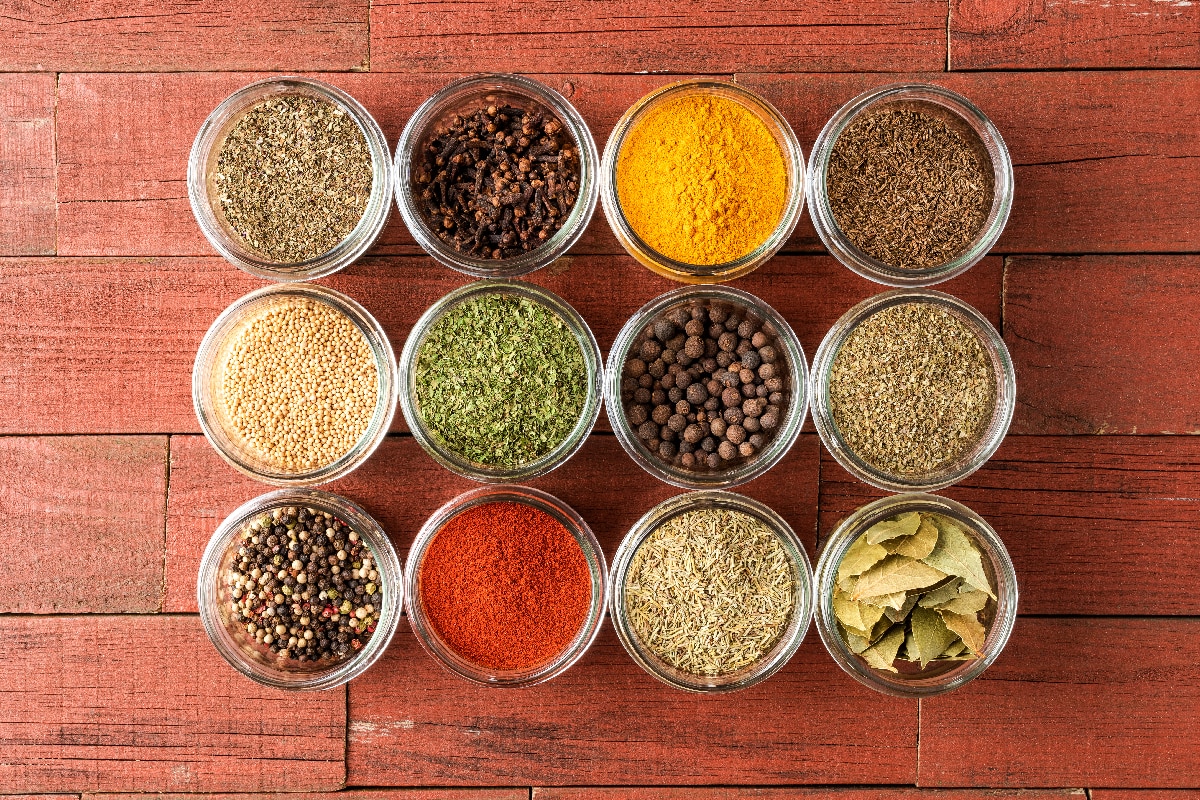 各种各样的香料放在碗里