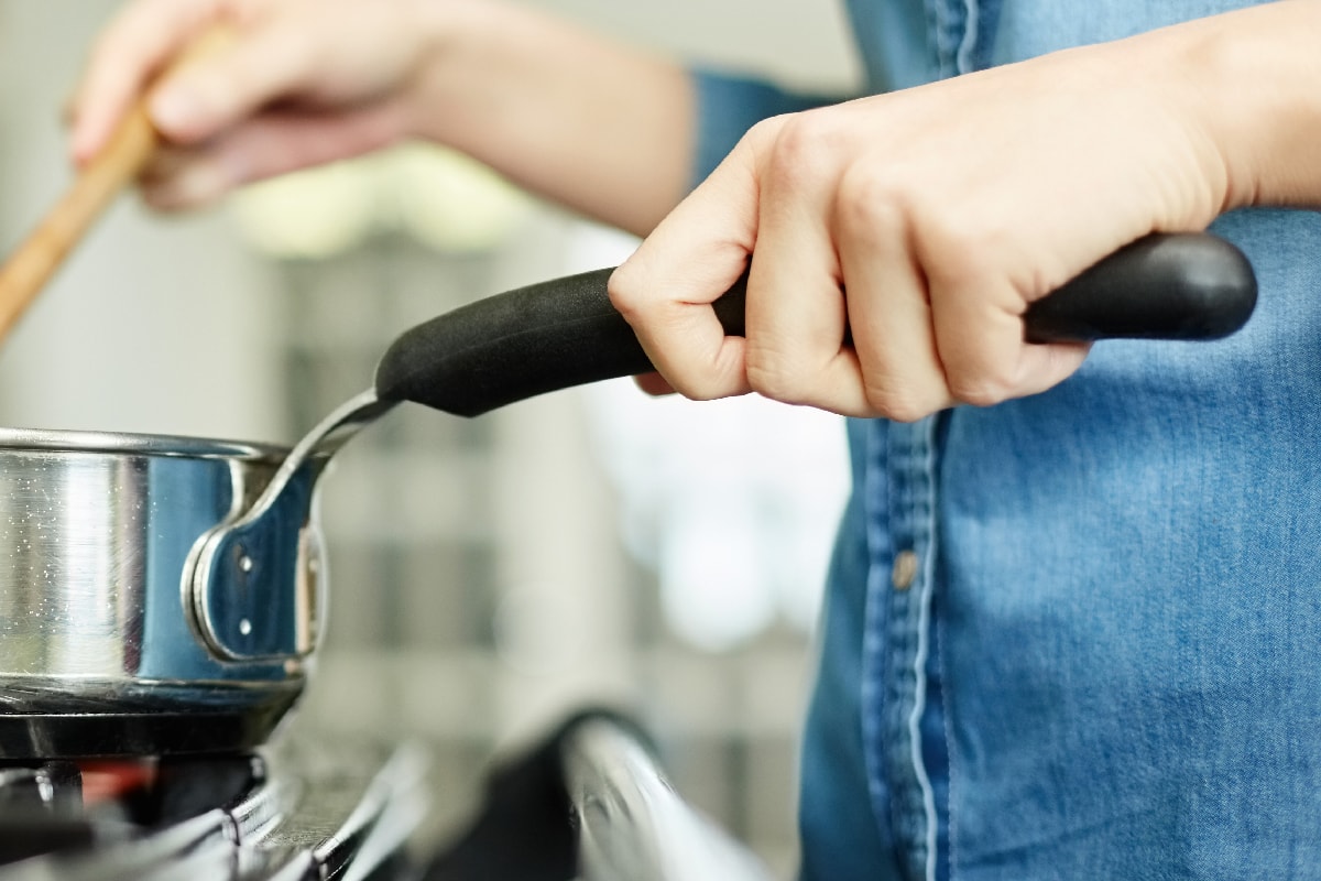 女人在锅里烹饪食物