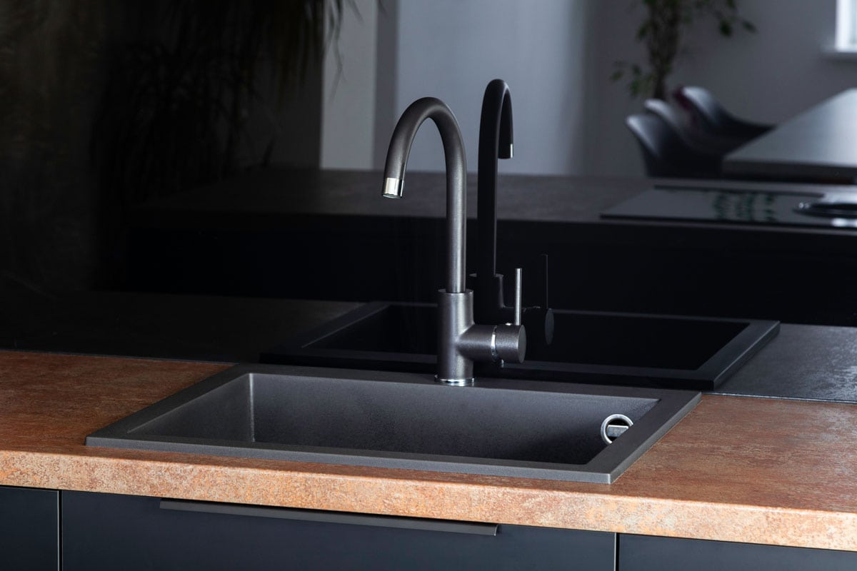 black-雷电竞官网网址kitchen-sink-mixer-fronts-handles