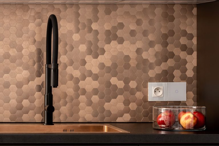 golden-hexagonal-wall-tiles-stylish-雷电竞官网网址kitchen铜台面的利弊,为业主考虑雷竞技官网rb