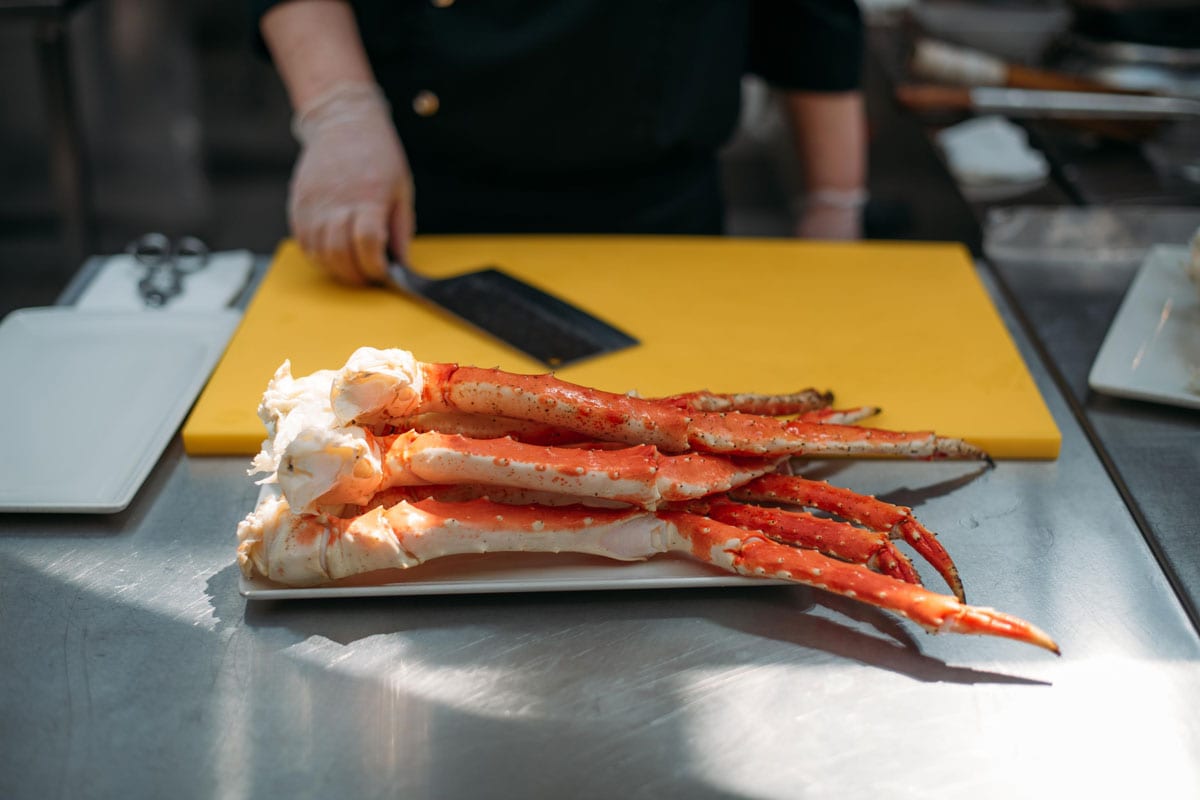 legs-fresh-red-kamchatka-crab-on