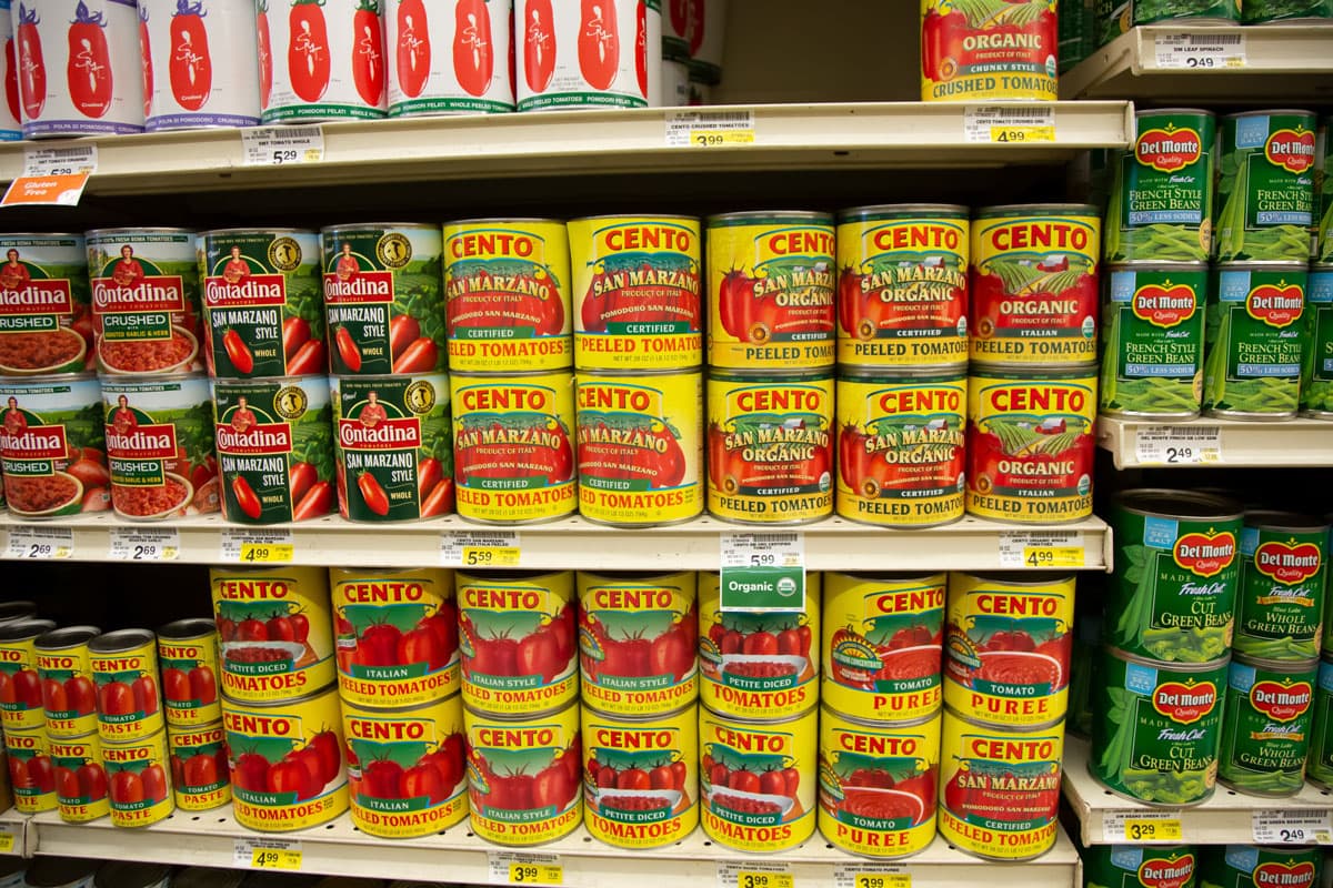 杂货店里有罐装番茄酱