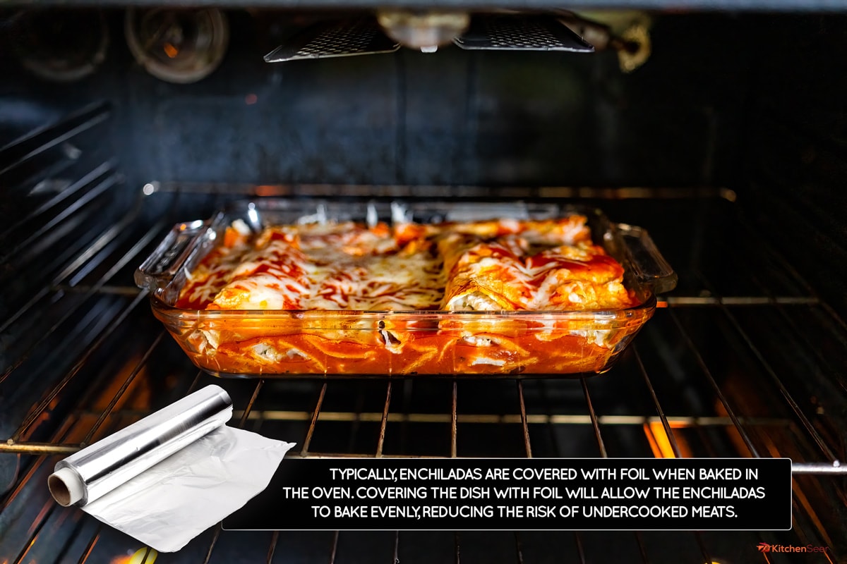 在炉架和自制的墨西哥食物卷在玻璃烤盘菜肴烹饪西红柿酱,玉米和奶酪,你应该烤馅饼覆盖或发现了吗?