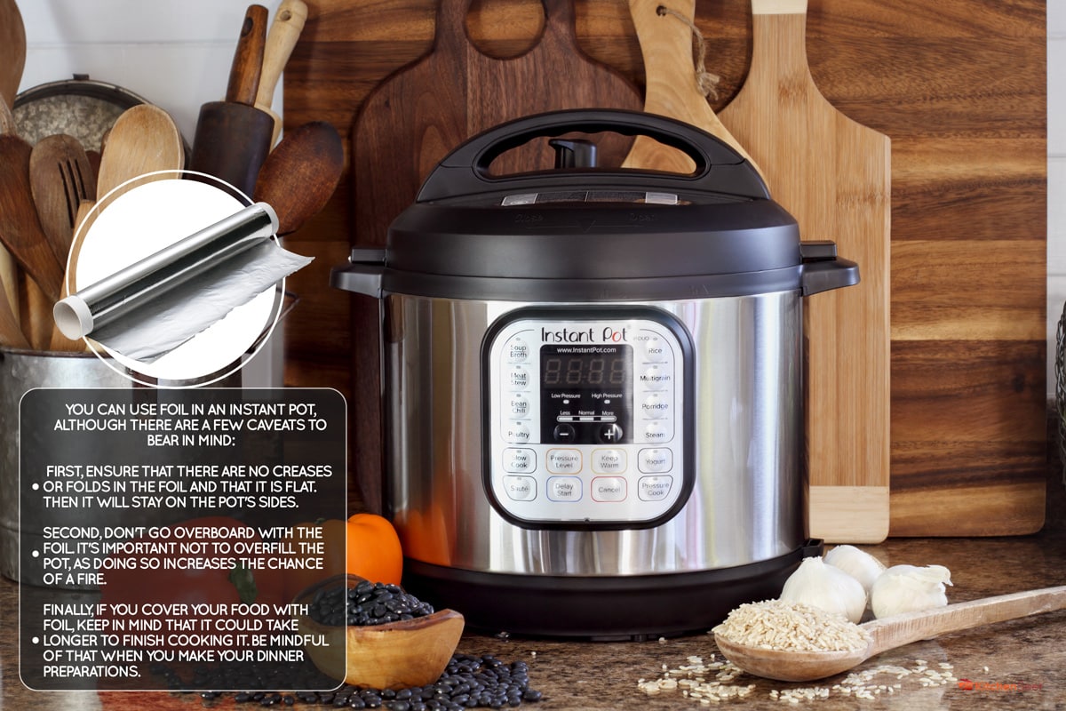 快煲压力锅在厨房的柜台与豆类和大米。雷电竞官网网址你能把锡纸放进速溶锅里吗?