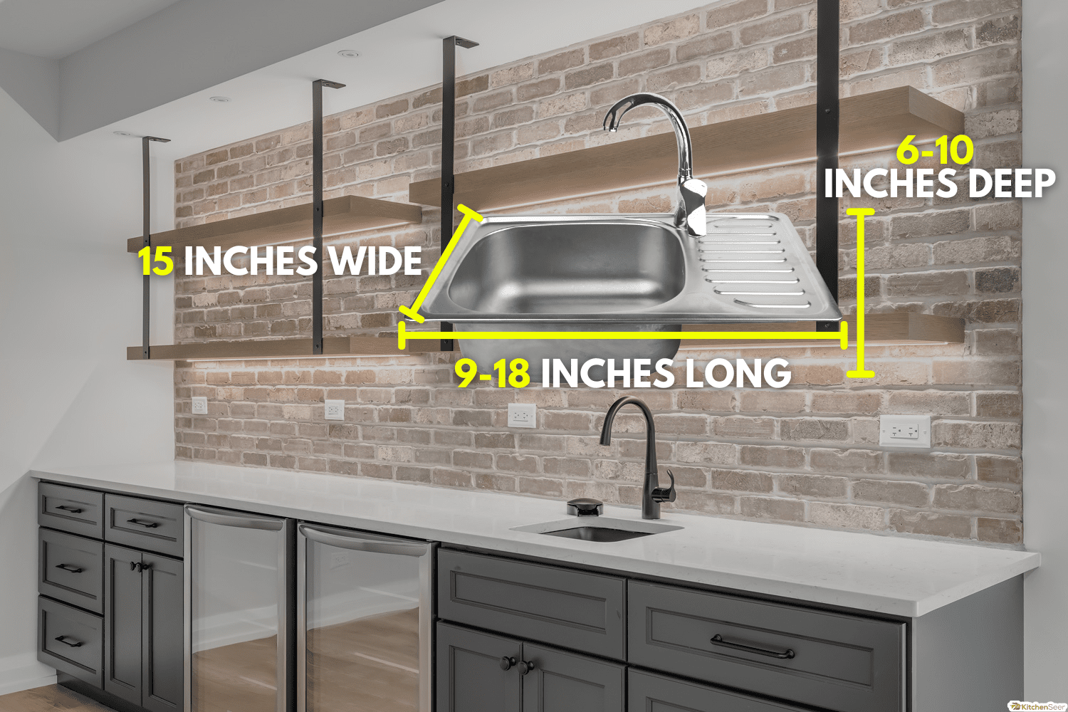 地下室湿酒吧，白色花岗岩台面，灰色橱柜，安装在裸露砖块上的架子下的照明，以及内置冰箱——我需要多大的水槽来建造一个地下室酒吧