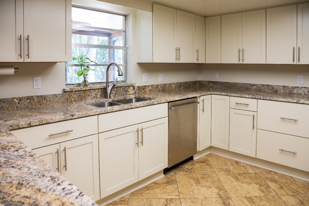 带有白色橱柜的现代u型厨房雷电竞官网网址