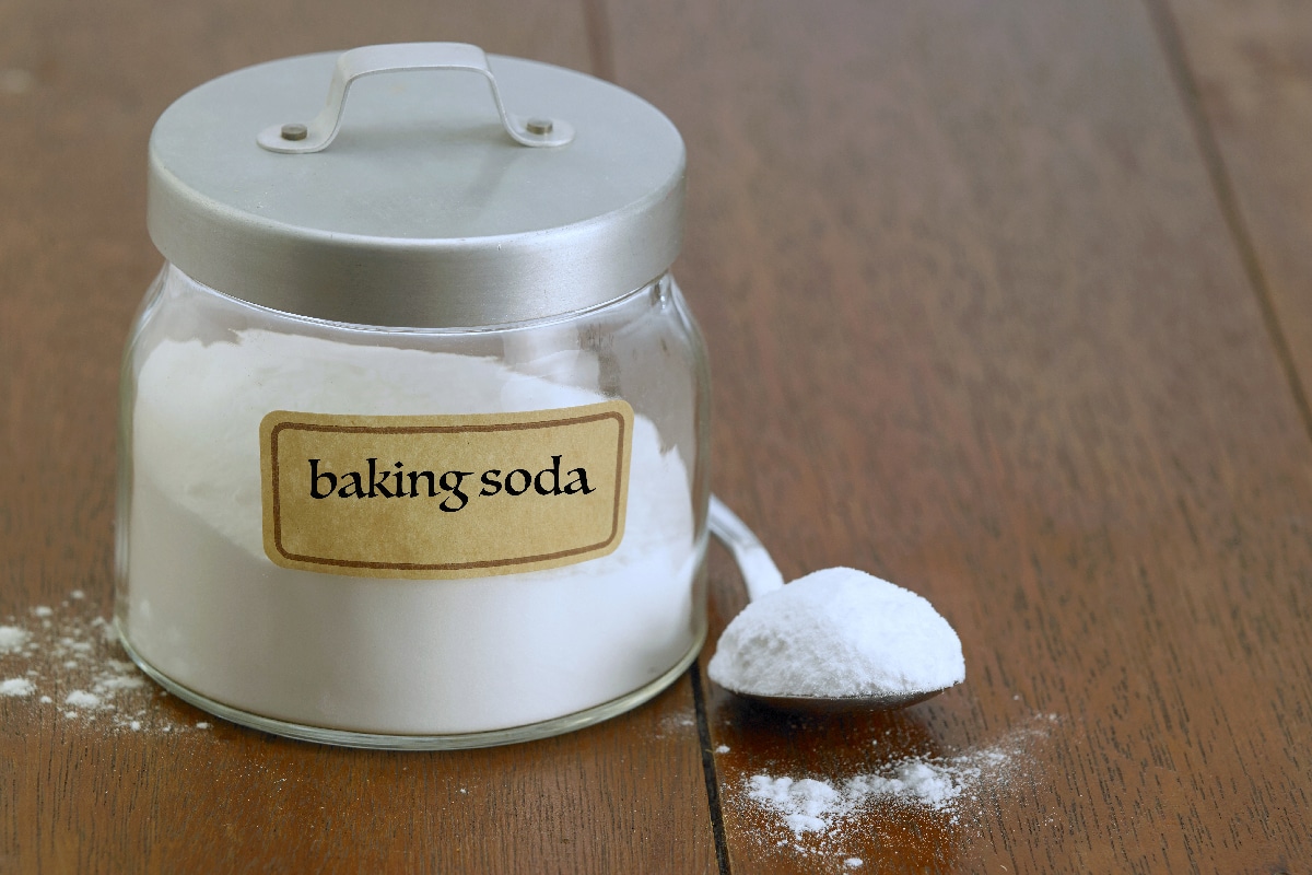 小苏打在木桌上