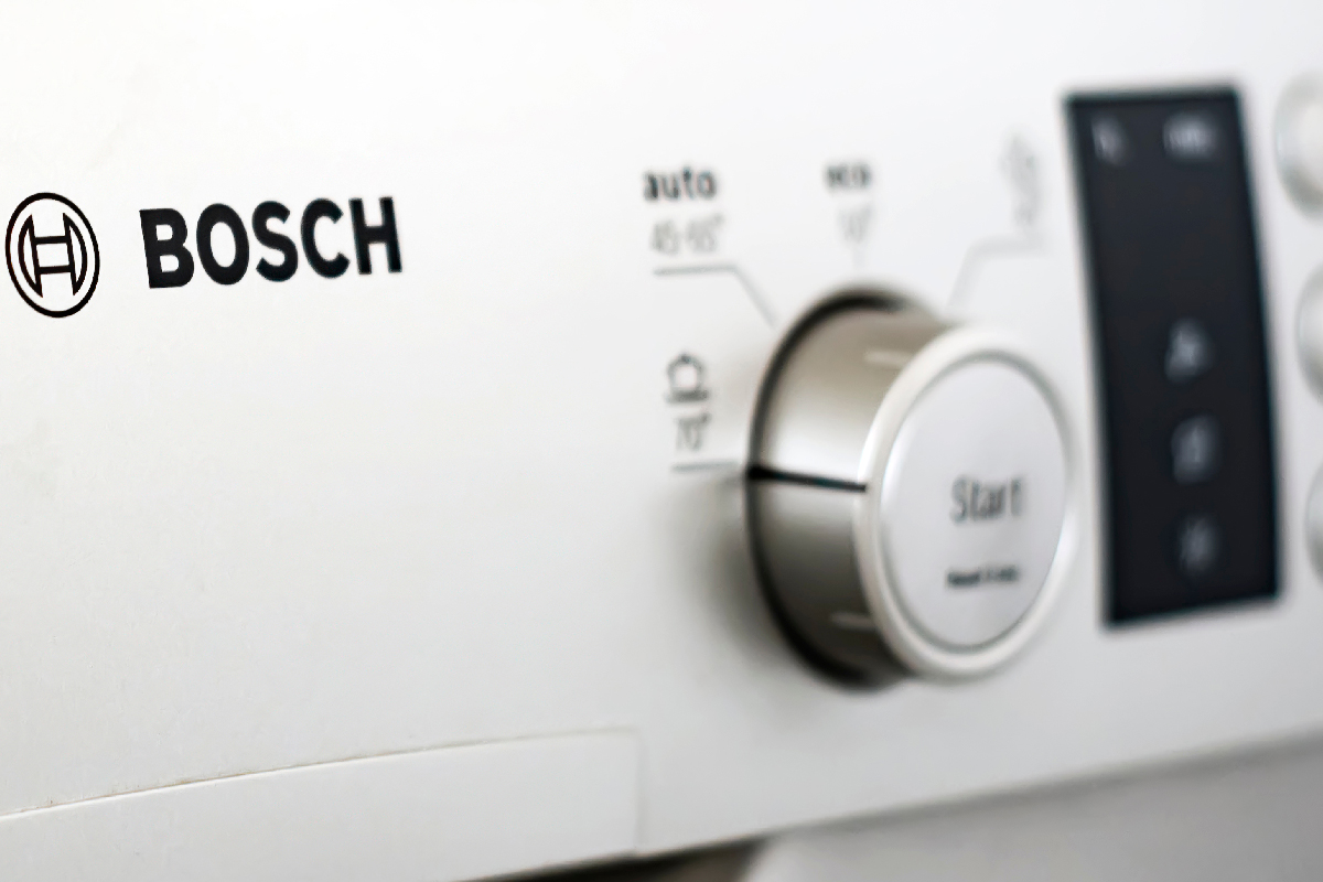 灰色洗碗机前面板上印着博世标志