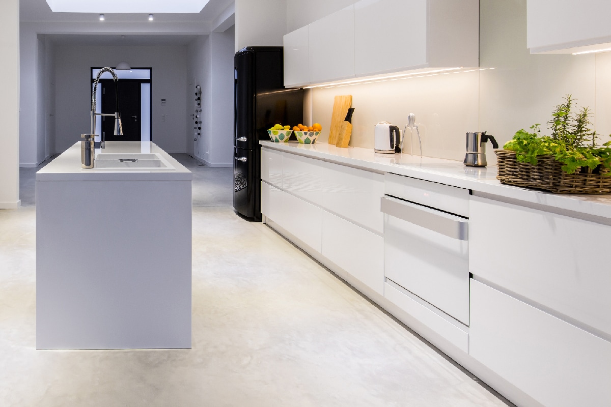 明亮的厨房，厨雷电竞官网网址房岛在中心