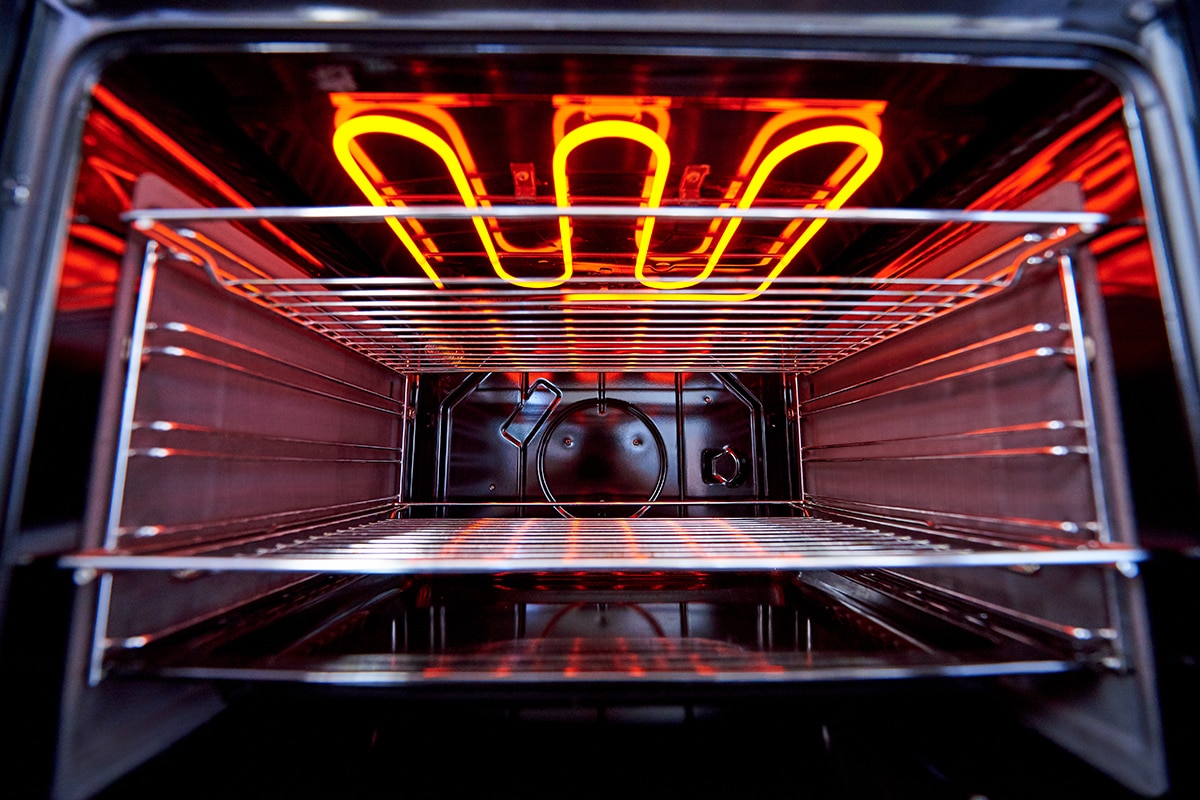 用燃烧的烤架清空热烤箱