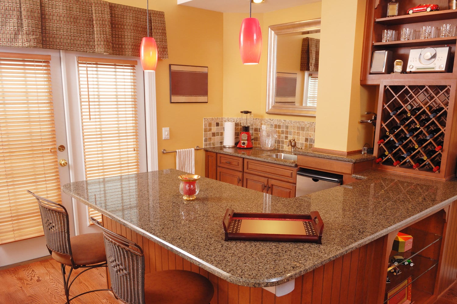 高档住宅地下室的豪华酒吧，地下室酒吧