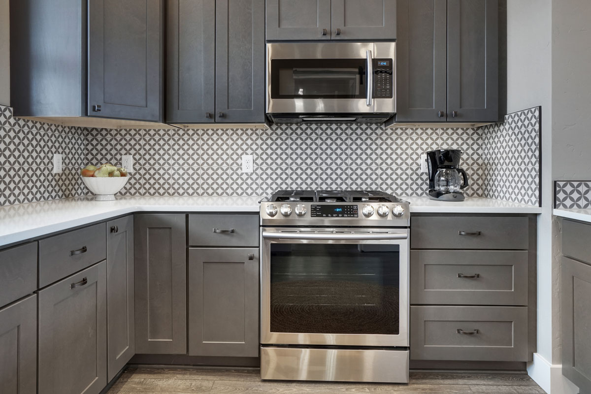 现代光和明亮的厨房深灰色木地板与白色台面雷竞技官网rb雷电竞官网网址