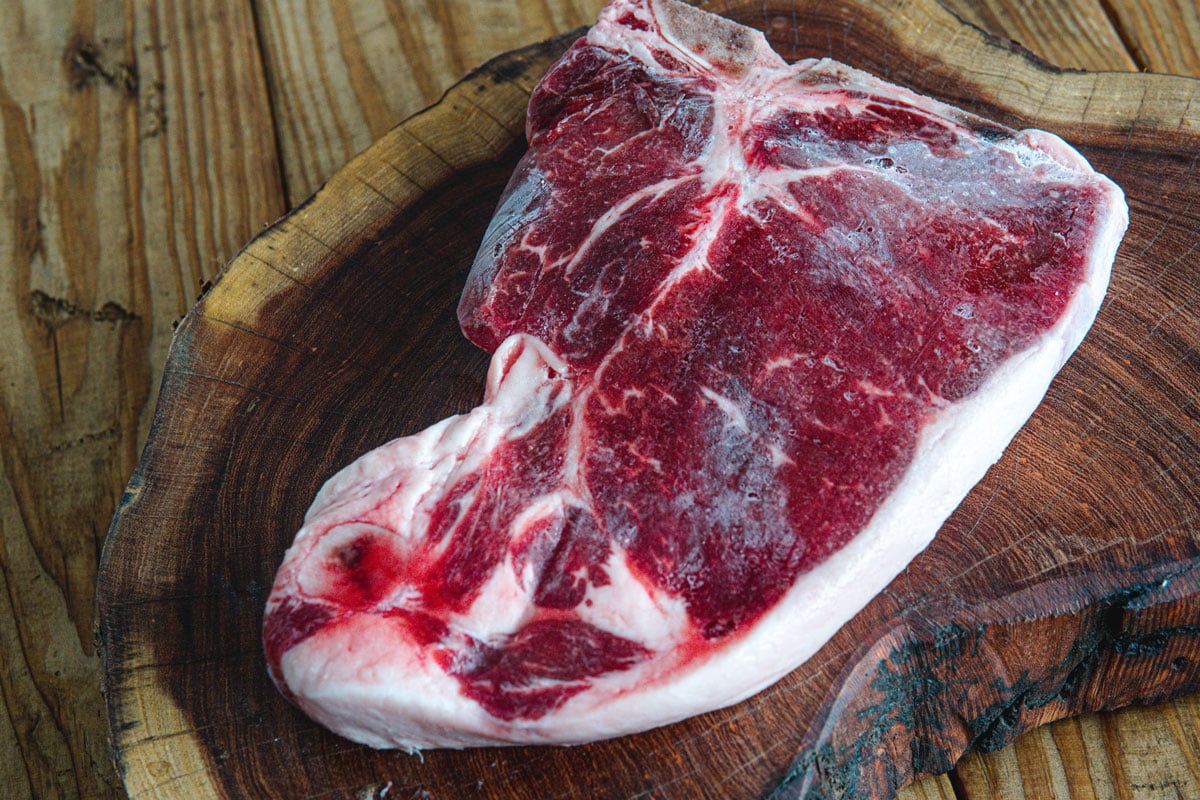 生肉放在木板和桌子上。木材纹理