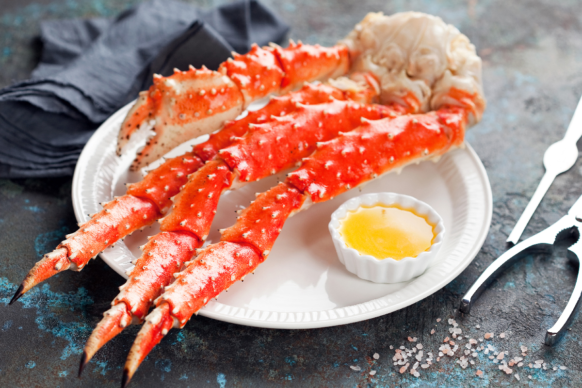 红帝王蟹腿配黄油酱，放在盘子里