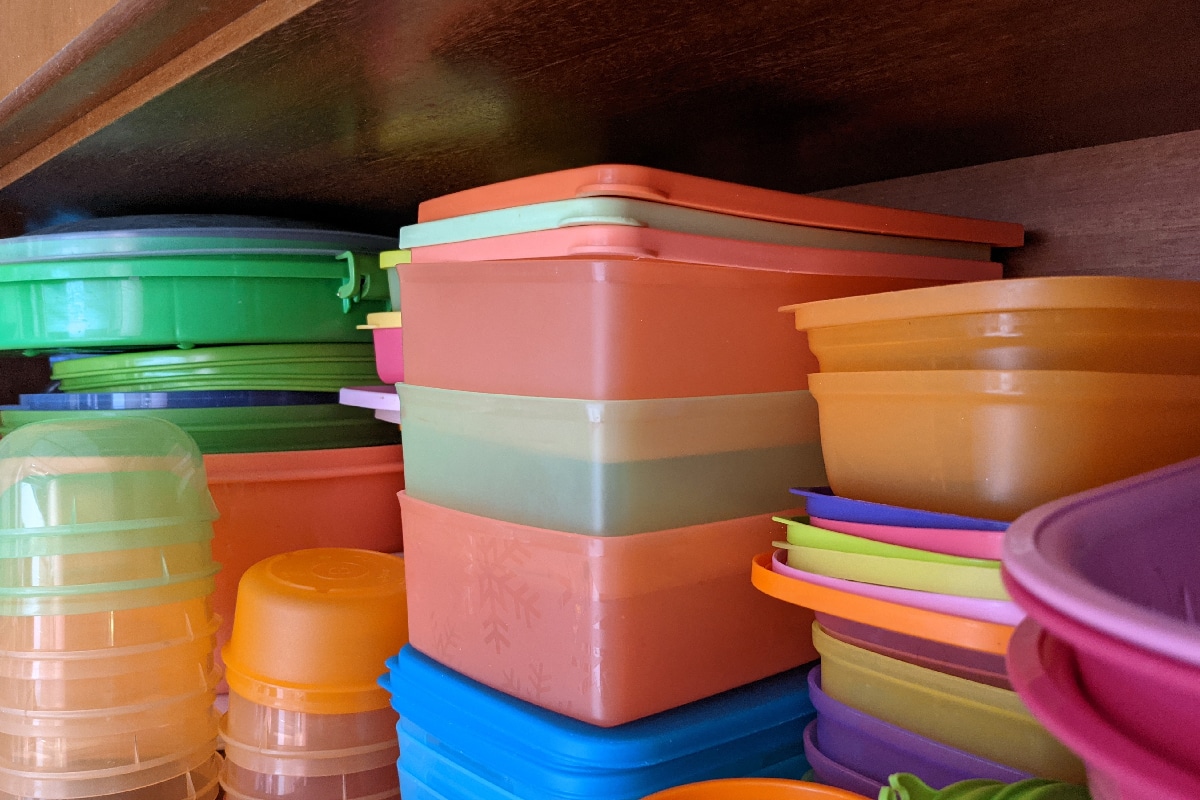 货架上可重复使用的塑料容器(特百惠)