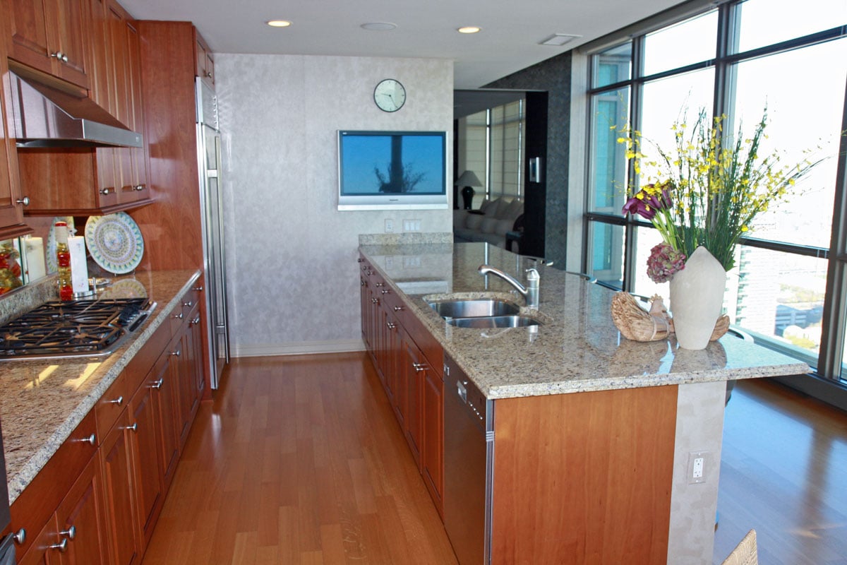 乡村与硬木橱柜雷电竞官网网址和厨房室内大理石工作台面